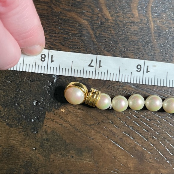 𝐁𝐔𝐘 𝐎𝐑 𝐁𝐘𝐄 @ 2pm EST💥‼️ Christian Dior Pearl necklace w/ button closure - Picture 2 of 8